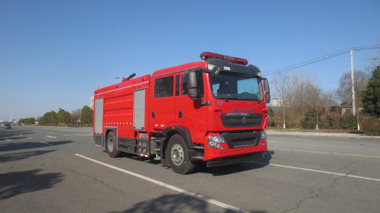 Bom preço. SINOTRUK caminhão de bombeiros com tanque de água de 8000 litros 6 lugares diesel de tração traseira 4 × 2 transmissão manual on-line